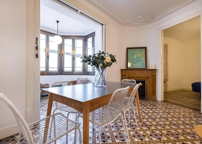 Modernist Apartment For Large Groups In Eixample