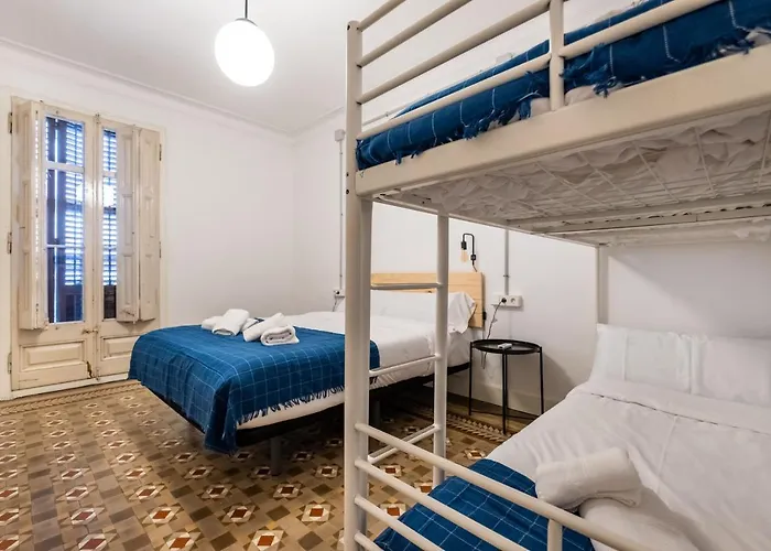Modernist Apartment For Large Groups In Eixample