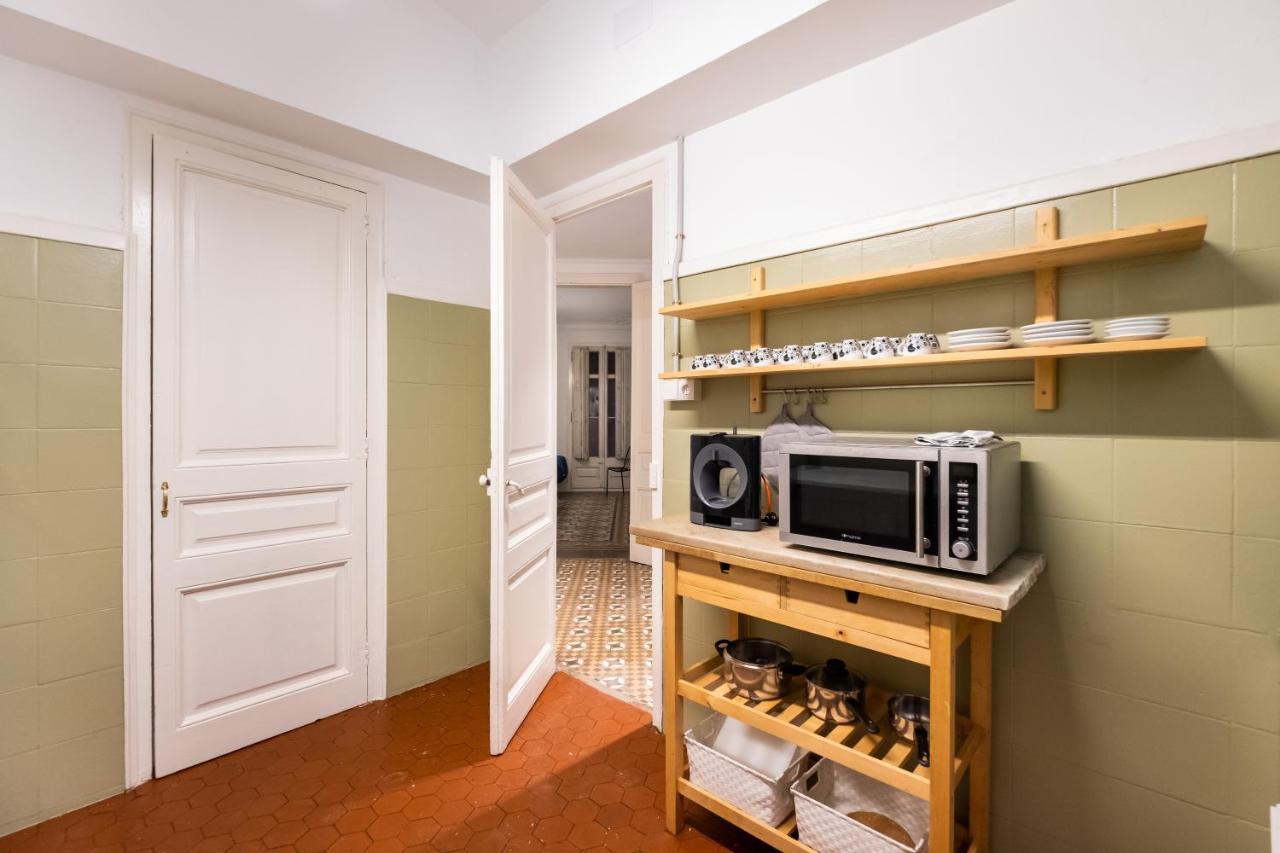 B42 - Modernist For Large Groups In Eixample Apartment Barcelona